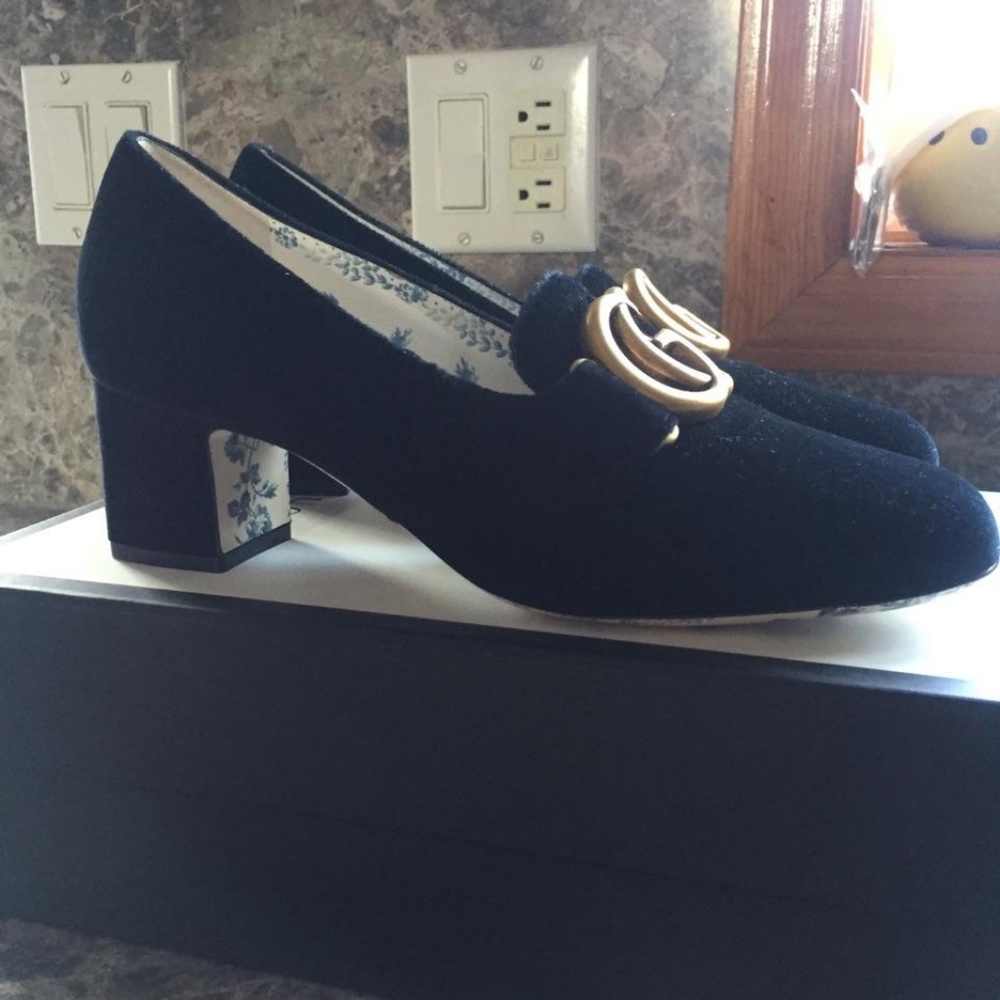 *SOLD* NIB Women's velvet Mid-Heel Pumps
Size 8.5 - Picture 6 of 8